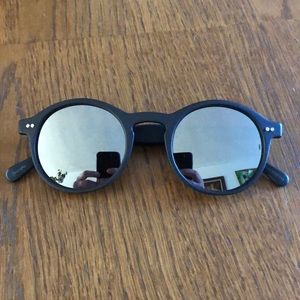 Sunday Somewhere “ALIA” sunglasses.